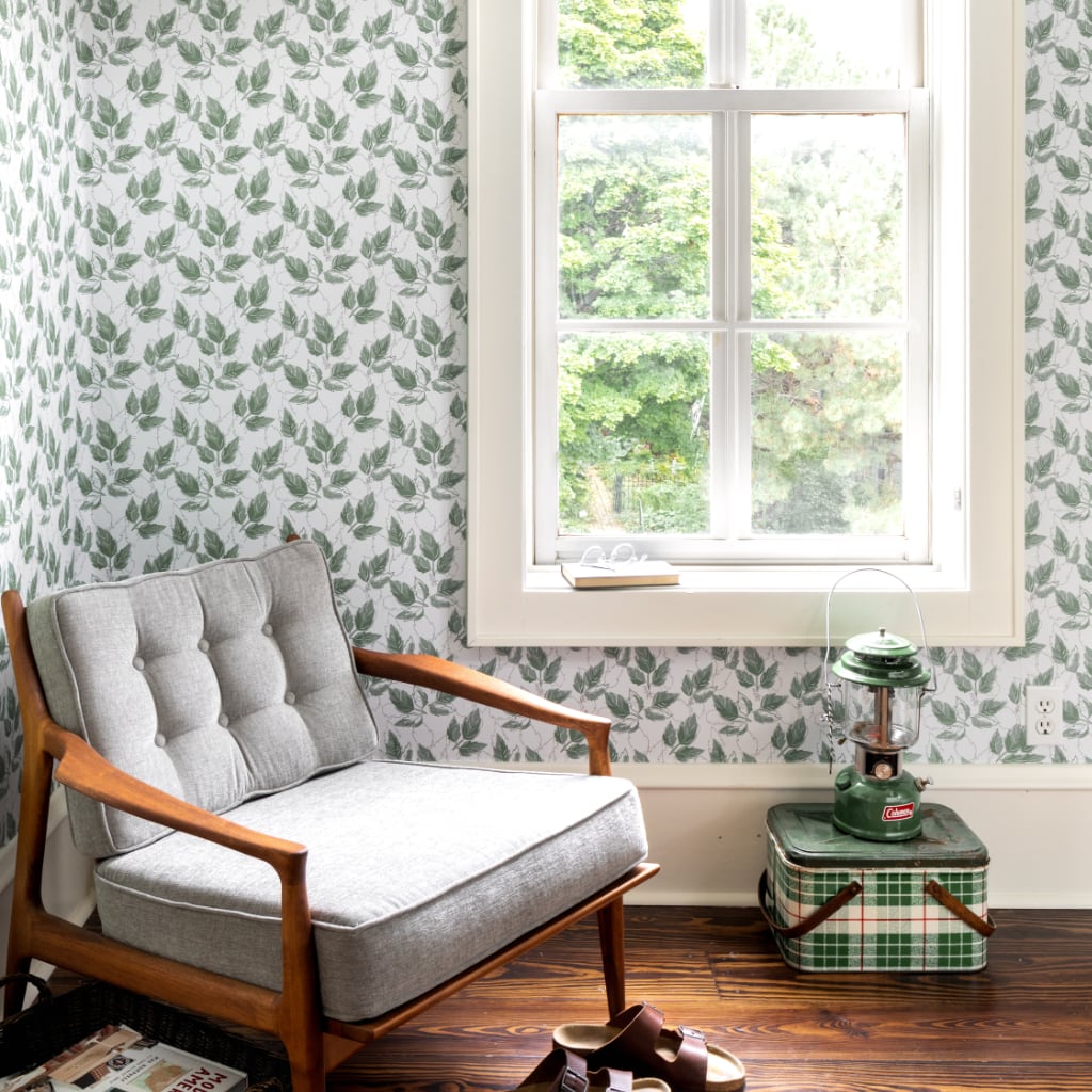 Image of Poison Ivy in White Wallpaper